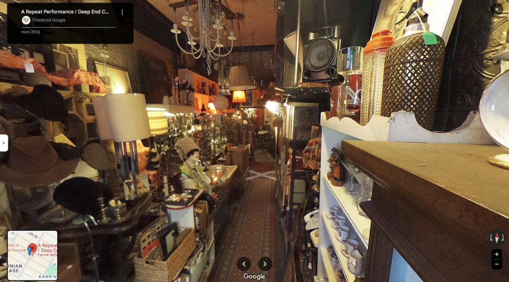 vue d' l'intérieur d'une boutique remplie d'objets divers et bigarrés
